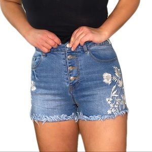 🥳3FOR30 London crew floral embroidered denim shorts size 8